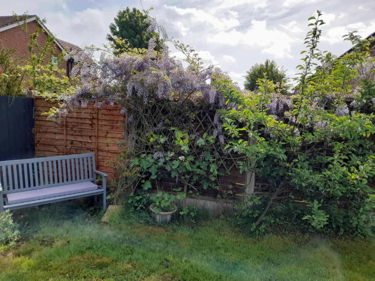 Hawarden Near Chester Bagian luar foto